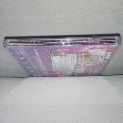 Vcd Barbie Moda Masalı. Orijinal. Türkçe dublaj. Arka kartonetin kulakçıkları yok. Çalışmasına engel olmayan yoğun çizikler var. Baştan sona sorunsuz çalışıyor.