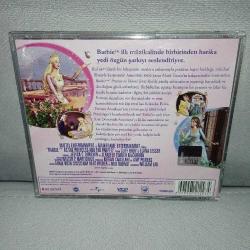 Vcd Barbie prenses ve yoksul Terzi kız. Orijinal. Universal. Türkçe dublaj. Çalışmasını etkilemeyen çizikler var. Sorunsuz çalışıyor. koleksiyonluk