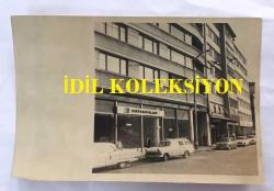 TÜRKİYE'DE İLAÇ SANAYİSİNİN KURUCULARINDAN MEHMET NEJAT FERİT ECZACIBAŞI'NIN OTURDUĞU ŞİŞLİ BÜYÜKDERE CADDESİ ÇUKUROVA APARTMANININ 1970'LERDE ÇEKİLMİŞ ORİJİNAL 3'LÜ FOTOĞRAF SETİ - 18 x 12 cm EBADINDA