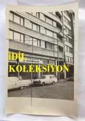 TÜRKİYE'DE İLAÇ SANAYİSİNİN KURUCULARINDAN MEHMET NEJAT FERİT ECZACIBAŞI'NIN OTURDUĞU ŞİŞLİ BÜYÜKDERE CADDESİ ÇUKUROVA APARTMANININ 1970'LERDE ÇEKİLMİŞ ORİJİNAL 3'LÜ FOTOĞRAF SETİ - 18 x 12 cm EBADINDA