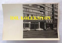 TÜRKİYE'DE İLAÇ SANAYİSİNİN KURUCULARINDAN MEHMET NEJAT FERİT ECZACIBAŞI'NIN OTURDUĞU ŞİŞLİ BÜYÜKDERE CADDESİ ÇUKUROVA APARTMANININ 1970'LERDE ÇEKİLMİŞ ORİJİNAL 3'LÜ FOTOĞRAF SETİ - 18 x 12 cm EBADINDA