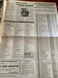 SABAH GAZETESİ DOĞUM GÜNÜ HEDİYESİ - 7 MART 1999 - TAM TAKIM 44 SAYFADIR -Levent Kırca-Hülya Avşar-Gordon Milne-Tanju-Hikmet Karaman-Orgeneral Kıvrıkoğlu-Ali Gülmez-Hasan Başaran-Murat Yakin-Metin Can Bartu-Bülent-Hıncal Uluç-Feldkamp-Helma Feldkamp-Dobrowski-Mirkovic-Ahmet Erman Toroğlu-Feyyaz Uçar-Metin Tekin-Levent Kırca-Oya Başar-Haldun Taner-Yalçın Tura-Volkan Severcan-Ziya Kürküt-Özlem Yüksek  Cim-Bom ağır basıyor-Alma zamanı-İşte hain bombacı-Trafik denetimi can aldı-Türkiye’nin futbol bayramı-Fener istemedi Beşiktaş kaptı-Toshack’sız da felaket-Beşiktaş için sezon bitti-Üç Baba Hasan müzikli oyun-Keşanlı Ali Destanı-Peter Pan çocuk müzikali-Yılmaz Erdoğan-Demet Akbağ-Altan Erkekli-Bican Günalan-Zerrin Sümer-Savaş Dinçel-Sadri Alışık-Ali Poyrazoğlu-Derya Baykal-Ali Nesin-Roberto Benigni-Nicoletta Braschi-Giorgio Cantarini-Horst Buchholz-Marisa Paredes-Serhat Nalbantoğlu-Murat Karasu-Şahap Sayılgan  Sen Hiç Ateşböceği Gördün mü?-Hayat Güzeldir-Meleklerin Düş Yaşamı-Kutsal Ada-Mul