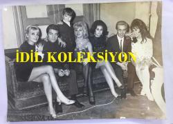 YEŞİLÇAM'IN YILDIZI EKREM BORA'NIN  ve AYDEMİR AKBAŞ'IN ORİJİNAL BÜYÜK BOY FOTOĞRAFI - 24 x 18 cm EBADINDA - EKREM BORA ve AYDEMİR AKBAŞ, YANLARINDAKİ KADIN KONUKLARLA BİRLİKTE HATIRA POZU VERİRKEN ÇEKİLMİŞ BİR FOTOĞRAF