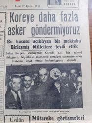 Cumhuriyet Gazetesi - 12 Ağustos 1951 - tatile girerken yazan Nadir Nadi Başmakale - ara seçimleri için partilerin hazırlığı - millet partisinin Dün Çeşmemeydanında yaptığı toplantıda bulunanlar x işaretli Sadık Aldoğan fotoğraf - Rusya hesabına casusluk - Kore'ye daha fazla asker göndermiyoruz - Kore değiştirme Birliği şerefine verilen kokteyl fotoğraf - Ürdün kralının katilleri Tevkif edilen 8 kişi - halkevleri kanunu yürürlüğe girdi - Fransız hükümeti Nihayet kuruldu - coğrafya Kongresi Dün toplandı - Mısır Kralı Faruk kumarda kaybediyor - Lido'da yapılan  İstanbul yüzme birincilikleri fotoğraf - mahkemelerde gördüklerimiz yazan Cevat Fehmi Başkut - haftanın şakaları yazan Burhan Felek - ahşap yazan Falih Rıfkı Atay - rüyalar evi yazan Peride Celal Yazı Dizisi - güzellik müsabakamız Perihan Giray ve Melahat Akaydın fotoğraf - Etibank'ın yaptıracağı işler için Marshall planından yeni tahsisat - Gül Kupası atletizm müsabakaları - İstanbul Ankara Radyosu programı - Müzeyyen Senar