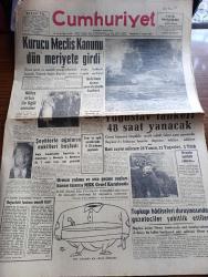 Cumhuriyet Gazetesi - 17 Aralık 1960 - Kurucu Meclis Kanunu Dün Meriyete Girdi - Nüfus Artışı İle İlgili Seminer - Şeyhlerle Ağaların Nakilleri Başladı - Yugoslav Peter Zaroviç Tankeri 48 Saat Yanacak fotoğraf - Topkapı Hadiseleri Duruşmasında Gazeteciler Şahitlik Ettiler -  Ege Üniversitesi Öğrencileri De Cezayir Olaylarını Protesto Ettiler - Orman Yakma Ve Irza Geçme Suçları Kanun Tasarısı Milli Birlik Komitesi Genel Kurulunda - 10. Köy Yazan Fakir Baykurt Yazı Dizisi - Atatürk'ün Akaretlerde Oturduğu Ev - İsrail'de Nükleer Bomba Yapacak Duruma Gelmiş - Apikoğlu Sucuk - Ünlü Opera Sanatçısı Maria Callas fotoğraf - 1959 1960 Yunus Nadi Armağanı Dil Davamız İkinci Büyük Atılım Yazan Cemal Gürlek - 1958 Dünya Kupasını Kazanan Takım Brezilya Fotoğraf - Gündüz Kılıç'ın Unutamadığı An - Jeppson'a Göre En İyi 10 Takım  - Atletico Madrid Garincha'ya 1,5 Milyon Veriyor - Fenerbahçe Feriköy Maçı - Galatasaray Kasımpaşa Maçı -  galatasaraylılar dün yaptıkları son antrenmanda -Arçelik gaz sobası