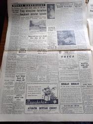 Cumhuriyet Gazetesi - 17 Aralık 1960 - Kurucu Meclis Kanunu Dün Meriyete Girdi - Nüfus Artışı İle İlgili Seminer - Şeyhlerle Ağaların Nakilleri Başladı - Yugoslav Peter Zaroviç Tankeri 48 Saat Yanacak fotoğraf - Topkapı Hadiseleri Duruşmasında Gazeteciler Şahitlik Ettiler -  Ege Üniversitesi Öğrencileri De Cezayir Olaylarını Protesto Ettiler - Orman Yakma Ve Irza Geçme Suçları Kanun Tasarısı Milli Birlik Komitesi Genel Kurulunda - 10. Köy Yazan Fakir Baykurt Yazı Dizisi - Atatürk'ün Akaretlerde Oturduğu Ev - İsrail'de Nükleer Bomba Yapacak Duruma Gelmiş - Apikoğlu Sucuk - Ünlü Opera Sanatçısı Maria Callas fotoğraf - 1959 1960 Yunus Nadi Armağanı Dil Davamız İkinci Büyük Atılım Yazan Cemal Gürlek - 1958 Dünya Kupasını Kazanan Takım Brezilya Fotoğraf - Gündüz Kılıç'ın Unutamadığı An - Jeppson'a Göre En İyi 10 Takım  - Atletico Madrid Garincha'ya 1,5 Milyon Veriyor - Fenerbahçe Feriköy Maçı - Galatasaray Kasımpaşa Maçı -  galatasaraylılar dün yaptıkları son antrenmanda -Arçelik gaz sobası