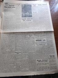 Cumhuriyet Gazetesi - 17 Aralık 1960 - Kurucu Meclis Kanunu Dün Meriyete Girdi - Nüfus Artışı İle İlgili Seminer - Şeyhlerle Ağaların Nakilleri Başladı - Yugoslav Peter Zaroviç Tankeri 48 Saat Yanacak fotoğraf - Topkapı Hadiseleri Duruşmasında Gazeteciler Şahitlik Ettiler -  Ege Üniversitesi Öğrencileri De Cezayir Olaylarını Protesto Ettiler - Orman Yakma Ve Irza Geçme Suçları Kanun Tasarısı Milli Birlik Komitesi Genel Kurulunda - 10. Köy Yazan Fakir Baykurt Yazı Dizisi - Atatürk'ün Akaretlerde Oturduğu Ev - İsrail'de Nükleer Bomba Yapacak Duruma Gelmiş - Apikoğlu Sucuk - Ünlü Opera Sanatçısı Maria Callas fotoğraf - 1959 1960 Yunus Nadi Armağanı Dil Davamız İkinci Büyük Atılım Yazan Cemal Gürlek - 1958 Dünya Kupasını Kazanan Takım Brezilya Fotoğraf - Gündüz Kılıç'ın Unutamadığı An - Jeppson'a Göre En İyi 10 Takım  - Atletico Madrid Garincha'ya 1,5 Milyon Veriyor - Fenerbahçe Feriköy Maçı - Galatasaray Kasımpaşa Maçı -  galatasaraylılar dün yaptıkları son antrenmanda -Arçelik gaz sobası