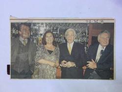 YEŞİLÇAM'IN YILDIZI EKREM BORA'NIN GAZETEDEN KESİLME FOTOĞRAFI - 16 x 9 cm EBADINDA - EKREM BORA, GÖKSEL ARSOY, YUSUF SEZGİN ve MERAL BİNAT AYNI KAREDE