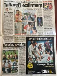 SABAH GAZETESİ DOĞUM GÜNÜ HEDİYESİ - 2 EKİM 1999 - TAM TAKIM 34 SAYFADIR -Yıldırım-Sergen-Süleyman Demirel-Rahşan Ecevit-Selahattin Duman-Yavuz Donat-Murat Yakın-Oktay-Baki Biçakcı-Hakan Ünsal-Hüsnü Çil-Hakan Yavaş-Metin Aşık-Parreira-Gullit-Denizli-Scala-Hoddle-Cemil Turan-Cüneyt Tanman-Taffarel-Fatih Terim-Luiz Otavio-Cüneyt Tanman-Ümit Milli Takım-Emre Aşık-Rıdvan Dilmen-Briegel-Fatih Doğan-Kenan Doğulu-Nadide Sultan-Arto-Aydın-Galip Sokullu-Umut Akyürek-Gökhan Sezen-İhsan Kayral-Fatih Ürek-Orhan Üstündağ-Gülser Gürsoy-Gökhan Sezen-Adnan Öztan  Fener kurtarıcı arıyor-Sergen olayı-Baba formülü-Devlet reformuna ihtiyaç var-Bakanlara mesaj verdi-Eş durumundan-Japon özürü-Hoca kim olsun-Murat’a ev hapsi-Boliç’in bileti kesildi-Ve Oktay Leverkusen’de-Sağol Ankaragücü-Fenerbahçe saldırıyor-Yıldırım’ın isyanı-Yeni hocanın Allah yardımcısı olsun-Taffarel’i ezdirmem-Yaylalar yaylalar-Haydi Türkiye finale-Fatih Ürek sahnede  Bizimcity-Karikatür-Selahattin Duman