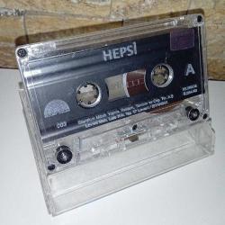 Kaset Grup Hepsi Bir. Grubun 1. albümü. Orijinal. Kartoneti yok. baştan sona dinlendi sorunsuz çalışıyor.