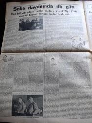 Cumhuriyet Gazetesi - 24 Ağustos 1939 - Alman Rus Paktı üzerinde Yazan Yunus Nadi Başmakale - Alman Rus görüşmelerine dün Moskova'da başlandı - İngiltere başvekili Çemberlayn'ın mesajı fotoğraf - ihraç mallarımız için bulunan yeni pazarlar - Ticaret vekili Cezmi Erçin Manisa üzüm bayramında fotoğraf - zehirli gaza karşı İstanbul'da ikinci tecrübe - başvekil Refik Saydam ve misafir Mısır asker heyeti dünkü tecrübeler esnasında Eminönü meydanında fotoğraf - Satie davasına Dün başlandı - Yusuf Ziya Öniş Sadun Galip Hamdi Emin Çap Refii Bayar ve Ziya Tancer fotoğraf - Alman Büyükelçisi Von Papen Geldi Hitlerden Cumhurreisimiz İsmet inönü'ye bir mesaj getirdiği söyleniyor fotoğraf - tarihi roman Buhara güneşi yazan Orhan Rahmi Yazı Dizisi - Diyarbakır Cizre hattında inşa edilen büyük köprü - İzmir fuarı çok kalabalık oluyor fotoğraf - bu akşamki radyo programı - İstanbul bombalar altında yazan Salahattin Güngör -tünel meydanında bir zabıta memuru acele sığınağa gidilmesini söylüyor fotoğraf