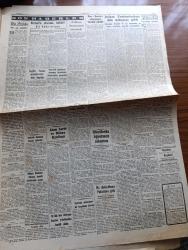 Cumhuriyet Gazetesi - 12 Kasım 1957 - Demokrat Parti CHP Meclis Grupları Aynı Gün İçtima Edecekler - İtalyan Cumhurbaşkanı Gioavanni Gronchi Ankara'da fotoğraf - İhsan Doruk'un Cahide Aleyhine Açtığı Davaya Dün Başlandı - Pul Sergisi Açıldı - İsmet İnönü İyileşiyor - Gaziantep seçimleri büyük bir olgunluk içinde yapılmıştır - Seni Sevmek Kaderdir Yazan Sinclair Levis - devrimizin sinirlilikleri yazan Profesör Doktor Rasim Adasal - gençlik tiyatrosunun temsilleri -   Dünya Bankası Süveyş Kanalı İhtilafında Aracı - Elektrikli Balık - Yağlıboya Nasıl Kullanılır -  iki denizaltımız Pakistan'a gitti - Ingrid Bergman İlk Defa Komedi Filmi Çevirecek - Galatasaray Dün On Kişi İle Antrenmanda fotoğraf - Federasyon Kupasına Yarın Dolmabahçe Devam Edilecek - Fenerbahçeli Ergun Öztuna İyileşiyor - Jozef Monel Öldü - Fahrettin Kerim Gökay Bern Elçiliğine Tayinini Teyid Etmedi - Kamil su eski eserler ve Müzeler Genel Müdürü oldu - Kula kumaşları - Ankara İstanbul radyosu programı