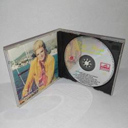 CD Zeki Müren bir tatlı tebessüm albümü. Orijinal. 1994 kırmızı bandrollü dönem baskı albüm. Disk 10 üzerinden 8.5 koleksiyonluk