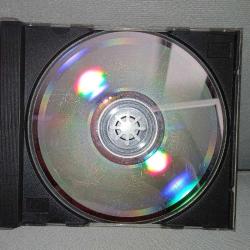 Cd Songül Karlı dokunsalar ağlayacağım albümü. 1995 bordo bandrollü dönem baskı. Dinlemeyi etkilemeyen çizikler var.