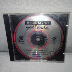 Cd Haluk Levent yollarda bu ateş sönmez. ilk albümü. 1994 baskı. Orijinal. Dinlemeyi etkilemeyen yoğun çizikler var. Kartoneti yok.