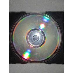 Cd Haluk Levent yollarda bu ateş sönmez. ilk albümü. 1994 baskı. Orijinal. Dinlemeyi etkilemeyen yoğun çizikler var. Kartoneti yok.