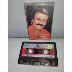 Kaset Selami Şahin seninle başım dertte albümü. Orijinal 1987 dönem kağıt Baskı. Kasetin iki yüzünde yazı var. Baştan sona dinlendi sorunsuz çalışıyor