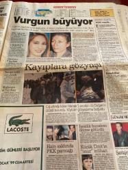 SABAH GAZETESİ DOĞUM GÜNÜ HEDİYESİ - 8 OCAK 1999 - TAM TAKIM 34 SAYFADIR -Tansu Çiller-Ecevit-Alaattin Çakıcı-Murat Karayalçın-Can Dündar-Selçuk Yula-Faruk Süren-Hakan Şükür-Hagi-Taffarel-Suat-Oğuz Çetin-Selim-Ali Yılmaz-Cenk Koray-Ruhat Mengi-Kadir Çelik-Ahmet Vardar-Nizmettin Veziroğlu-Abdullah Turhan-Patrick McDonnell-Mort Walker-Dick Browne-Tom Armstrong-Bu kez isim krizi-Çakıcı CIA ajanı-Apo’nun son günü-Ülker oruç bozdu-Efes Varese’de kendini yaktı-Fener’e transfer yasağı-Cim-Bom Filip’i veriyor-Galatasaray Kanarya’da Rosenborg’a teslim oldu-Selim imzayı attı-Ve Kara Kartal sahaya kondu-Oğuz Çetin Adana’da krallar gibi karşılandı-Kadir Çelik pişman oldu-Sakıncalı düşünceler-Beyler kurtarıyor-Kamyon şoförleri yazmaktan bıktım siz yapmaktan bıkmadınız mı-Bulmacalar-Mimi ile Muti-Bizim Aile-Marvin-Nurten Ulusuzer-Ali Doğan-Özgür Gülentaş-Ümit-Güngör Mengi-Murat Kiper-Vurgun büyüyor-Kayıplara gözyaşı-Eski koruma İzmir DGM’de-7 DHKP-C’li tutuklandı-Canavara 2 kurban-Mağazaya el bombas