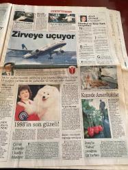 SABAH GAZETESİ DOĞUM GÜNÜ HEDİYESİ - 8 OCAK 1999 - TAM TAKIM 34 SAYFADIR -Tansu Çiller-Ecevit-Alaattin Çakıcı-Murat Karayalçın-Can Dündar-Selçuk Yula-Faruk Süren-Hakan Şükür-Hagi-Taffarel-Suat-Oğuz Çetin-Selim-Ali Yılmaz-Cenk Koray-Ruhat Mengi-Kadir Çelik-Ahmet Vardar-Nizmettin Veziroğlu-Abdullah Turhan-Patrick McDonnell-Mort Walker-Dick Browne-Tom Armstrong-Bu kez isim krizi-Çakıcı CIA ajanı-Apo’nun son günü-Ülker oruç bozdu-Efes Varese’de kendini yaktı-Fener’e transfer yasağı-Cim-Bom Filip’i veriyor-Galatasaray Kanarya’da Rosenborg’a teslim oldu-Selim imzayı attı-Ve Kara Kartal sahaya kondu-Oğuz Çetin Adana’da krallar gibi karşılandı-Kadir Çelik pişman oldu-Sakıncalı düşünceler-Beyler kurtarıyor-Kamyon şoförleri yazmaktan bıktım siz yapmaktan bıkmadınız mı-Bulmacalar-Mimi ile Muti-Bizim Aile-Marvin-Nurten Ulusuzer-Ali Doğan-Özgür Gülentaş-Ümit-Güngör Mengi-Murat Kiper-Vurgun büyüyor-Kayıplara gözyaşı-Eski koruma İzmir DGM’de-7 DHKP-C’li tutuklandı-Canavara 2 kurban-Mağazaya el bombas