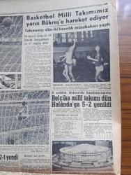 Hürriyet Gazetesi - 18 Kasım 1957 - CHP Meclisi seçime dair tebliğini dün neşretti - başvekil Adnan Menderes İstanbul'un vasıta işi üzerinde duruyor - seçimi kaybeden eski çalışma vekili Mümtaz Tarhan fotoğraf - CHP gölge kabine vazifesini görecek bazı komiteler kuruyor - İsmail Rüştü Aksal Faik Ahmet Barutçu Nüvit Yetkin Turgut Göle Turhan Feyzioğlu Kemal Satır Fotoğraf - pamuk satışı durduruldu - Hürriyet Partisi yepyeni bir yol takip edecek - Osman Bölükbaşı dosyası geri geliyor - sağır ve dilsizler kongresi yapıldı - İstanbul'da sinema tiyatro eczane itfaiye - Hirfanlı barajında yarından itibaren su toplanacak - benim olacaksın çizen Faruk Geç - Arthur Miller Marilyn Monroe için piyes yazdı fotoğraf - seri ilanlar - Fenerbahçe 3  Galata 0 - Fenerbahçe'nin 2. Golü fotoğraf - İstanbulspor 7 Eyüp 1 - Beşiktaş Hacettepeyi 2 1 yendi - basketbol milli takımımız Yarın Bükreş'e hareket ediyor - olimpiyata hazırlık fotoğraf - Belçika Milli Takımı Dün hollanda'ya 5-2 yenildi