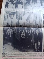 Hürriyet Gazetesi - 29 Ocak 1958 - İngiliz askerleri Kıbrıs'ta Türklerin üstüne ateş açtı şehitlerimiz Dün 8'e yükseldi - bir İngiliz askeri otomobili ile halkın arasına dalarak iki kişi şehit etmesi üzerine halk galeyana geldi fotoğraf - adadan gece gelen Osman Örek Türklerin öldürülüşünü anlatıyor - Adnan Menderes taziyette bulundu - Patrik Athenagoras'ın hususi fotoğrafçısı Dün hudut dışı edildi - Dulles ve Selwyn Lloyd Adnan Menderes ile görüştüler - Kıbrıs'ta 48 saat devam eden kanlı çarpışmalardan sonra birçok Türk Tevkif edilmiştir fotoğraf - günün yazısı bronşit - bugünkü Fenerbahçe Beyoğluspor ve yarınki Vefa Adalet maçları tehir edildi - Turgut Reis yazan Feridun Fazıl Tülbentçi yazı dizisi - sulukule eğlenceleri Beyazıt Beyaz Saray lokantasında - aşk ve macera romanı esrarlı kadın çizen Faruk Geç - Fransız sinemasının sevimli genç ümidi Helene Pratello fotoğraf - aşk ve macera romanı özlediğim yazan Bedia Altınay yazı dizisi -  Sadri Alışık - Leyla Sayar - Kenan Pars