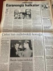 SABAH GAZETESİ DOĞUM GÜNÜ HEDİYESİ - 26 AĞUSTOS 1998 - TAM TAKIM 34 SAYFADIR -Savaş-Hoca-Bekir Çelenk-Nilüfer Koçyiğit-Sedat-Güneş Taner-Tansu Çiller-Selahattin Duman-Selahattin Cizrelioğlu-Cevat Aydın-Selahattin Yılmaz-Cem Uzan-Hüseyin-Serengil-Demirel-Gordon Milne-Cevat Kol-Selçuk Ural-Gamze Çakıcı-Aslı Ural-Nieto-Alaattin Çakıcı-Hanefi Avcı-Selim Edes-Murat Yakın-Mel Gibson-Danny Glover-Joe Pesci-Rene Russo-Chris Rock-Jet Li-Anthony Heald-Wes Studi-Jennifer Jason Leigh-Albert Finney-Maggie Smith-Cem Yılmaz-Mustafa Sandal  Trilyon avı-Müthiş takip-Sahtekarlar çetesi-Önce kilit sonra hapis-Fotograftaki milletvekili-Sedat’ın dramı-Fener birinci turda Trabzon veda etti-Güneş Taner’e Rus basınından övgü-Çiller Borsa’da protesto edildi-Çok yazık çok-Trabzonspor hem turu hem iki asını kaybetti-Ayağa kalkın kral Fener geçiyor-Yer yerinden oynadı-Esrarengiz halkalar-Çakıcı’nın milletvekili konuğu-Mazide kalan mutluluk-Cehennem silahı 4-Derinlikte dehşet-Ölümcül dövüş II-Karmaşık hisler-Kadın
