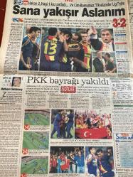 SABAH GAZETESİ DOĞUM GÜNÜ HEDİYESİ - 27 AĞUSTOS 1998 - TAM TAKIM 34 SAYFADIR -Erbakan-Sakıp Sabancı-Maliye Bakanı Temizel-Tayfun Devecioğlu-Yonca Evcimik-Bill Clinton-Zahide Demirdöven-Selahattin Duman-Aziz Yıldırım-Can Bartu-Cilli Mehmet-Taşkın Eruzun-Hakan Şükür-Hagi-Okan-Hasan Metin Oktay-Amokachi-Hikmet Onur-Zeynel Karafakıoğlu-Zürafa Akdoz-Mel Gibson-Danny Glover-Joe Pesci-Rene Russo-Chris Rock-Jet Li-Jennifer Jason Leigh-Albert Finney-Maggie Smith-Jeremy Irons-Melanie Griffith-Dominique Swain-Florence Guerin-Anne Michelsen  Refahlılar’da trilyon paniği-Babalara özel cezaevi-Bu vergi yasası ekonomiye fren-Mert’in gururu-Biz olsak Clinton’ı asla affetmezdik-Fener “Final” diyor-Ve Kanarya’da oyuncu arayışı yeniden başladı-Sana yakışır Aslanım-PKK bayrağı yakıldı-Amokachi şoku-Trabzonspor’un hayalleri yıkıldı-Haydi Boğa sıra sende-Cim Bom’un zafer gecesi-Cehennem Silahı 4-Sihirli Kılıç-Kadınsı Duygular-Derinlikte Dehşet-Karmaşık Hisler-Lolita-Barcelona Sirki  Cehennem Silahı 4-Lethal