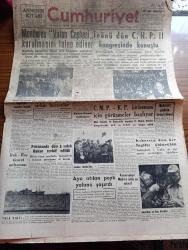 Cumhuriyet Gazetesi - 13 Ekim 1958 - Adnan Menderes Vatan Cephesi Kurulmasını Talep Ediyor fotoğraf - İsmet İnönü Dün CHP İl Kongresinde Konuştu fotoğraf - Sanayi Sergisinde Televizyon Yayınları Başladı - Basına Ve Gençliğe Çirkin Hücumlar - Cumhuriyetçi Millet Partisi Ve Köylü Partisinin Birleşmesi İçin Görüşmeler Başlıyor - Kıbrıs'ta Dün Bir İngiliz Öldürüldü - Aya Atılan Peyk Yolunu Şaşırdı - Konservatuar Müdürü Eşref Antikacı İstifa Mı Ediyor - Doktor Jivago Yazan Boris Pasternak Yazı Dizisi - Göç Yazan Necip Alsan Yazı Dizisi - Cumhuriyet'in 35. Yıldönümü Pulları - Uzakdoğu'da Ateşkes Emri 15 Gün Uzatıldı -  Karadeniz Kupası Yelken Yarışları Dün Yapıldı - Papa 12. Pius İle Nasıl Konuşmuştum Yazan Samih Nafiz Tansu - Tiyatro Ankara'da Öfke Yazan Lütfi Ay - Osmanlı Donanmasının Tarihinde Karanlık Sayfalar Yazan Cemalettin Saraçoğlu Yazı Dizisi - Haftalık Radyo Programı - Beşiktaş'ın İstanbulspor'a Son Dakikada Mağlup Oldu - Galatasaray Adana Karmasını İkinci Devrede  Yendi