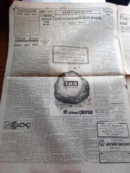 Cumhuriyet Gazetesi - 13 Ekim 1958 - Adnan Menderes Vatan Cephesi Kurulmasını Talep Ediyor fotoğraf - İsmet İnönü Dün CHP İl Kongresinde Konuştu fotoğraf - Sanayi Sergisinde Televizyon Yayınları Başladı - Basına Ve Gençliğe Çirkin Hücumlar - Cumhuriyetçi Millet Partisi Ve Köylü Partisinin Birleşmesi İçin Görüşmeler Başlıyor - Kıbrıs'ta Dün Bir İngiliz Öldürüldü - Aya Atılan Peyk Yolunu Şaşırdı - Konservatuar Müdürü Eşref Antikacı İstifa Mı Ediyor - Doktor Jivago Yazan Boris Pasternak Yazı Dizisi - Göç Yazan Necip Alsan Yazı Dizisi - Cumhuriyet'in 35. Yıldönümü Pulları - Uzakdoğu'da Ateşkes Emri 15 Gün Uzatıldı -  Karadeniz Kupası Yelken Yarışları Dün Yapıldı - Papa 12. Pius İle Nasıl Konuşmuştum Yazan Samih Nafiz Tansu - Tiyatro Ankara'da Öfke Yazan Lütfi Ay - Osmanlı Donanmasının Tarihinde Karanlık Sayfalar Yazan Cemalettin Saraçoğlu Yazı Dizisi - Haftalık Radyo Programı - Beşiktaş'ın İstanbulspor'a Son Dakikada Mağlup Oldu - Galatasaray Adana Karmasını İkinci Devrede  Yendi
