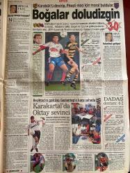 SABAH GAZETESİ DOĞUM GÜNÜ HEDİYESİ - 23 AĞUSTOS 1998 - TAM TAKIM 36 SAYFADIR -Alaattin Çakıcı-Aslıtürk-Türkeş-Tayfun Devecioğlu-Rauf Tamer-Hasan Şaş-Gökmen Özdenak-İskender Günen-Cengiz Alpman-Mehmet Özdil-Hıncal Uluç-Rıdvan Yelekçi-Susic-Saffet-Sergen-Oğuz-Oktay-Amokachi-Toshack-Seba-Mehmet Ali Yılmaz-Ruhat Mengi-Ahmet Vardar-Bulent Ortaçgil-Fatih Terim-Hagi-Kadir Tozlu-B. Hakan-Taffarel-Florence Guerin-Martine Michielsen-Carlos Fuentes-Ingrid Rubio-Jennifer Aniston-Paul Rudd-Mel Gibson-Danny Glover-Joe Pesci-Rene Russo-Chris Rock-Jet Li-Kevin J. Connor-Wes Studi  Büyük ayıp-Oğlunu taşıdı-Çakıcı Aslıtürk’le Nice’te görüştü-Zorunlu hizmet geri geliyor-Türkeş’in sırları-Rusya’daki kriz Almanlar’ı vurdu-Trabzon tutulmuyor-Milo’ya duacıyız-Herkül gibi Galatasaray-Kırmızı kart Hagi’yi çıldırttı-Avrupa Avrupa duy sesimizi-Boğalar doludizgin-Karakartal’da Oktay sevinci-Dadaş destanı-Cehennem Silahı 4-Derinlikte Dehşet-Karmaşık Hisler-Taxi-Lolita-Aşkımın Hedefisin-Derin Darbe  Cehennem Silahı