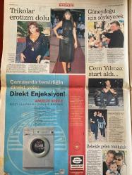 SABAH GAZETESİ DOĞUM GÜNÜ HEDİYESİ - 23 AĞUSTOS 1998 - TAM TAKIM 36 SAYFADIR -Alaattin Çakıcı-Aslıtürk-Türkeş-Tayfun Devecioğlu-Rauf Tamer-Hasan Şaş-Gökmen Özdenak-İskender Günen-Cengiz Alpman-Mehmet Özdil-Hıncal Uluç-Rıdvan Yelekçi-Susic-Saffet-Sergen-Oğuz-Oktay-Amokachi-Toshack-Seba-Mehmet Ali Yılmaz-Ruhat Mengi-Ahmet Vardar-Bulent Ortaçgil-Fatih Terim-Hagi-Kadir Tozlu-B. Hakan-Taffarel-Florence Guerin-Martine Michielsen-Carlos Fuentes-Ingrid Rubio-Jennifer Aniston-Paul Rudd-Mel Gibson-Danny Glover-Joe Pesci-Rene Russo-Chris Rock-Jet Li-Kevin J. Connor-Wes Studi  Büyük ayıp-Oğlunu taşıdı-Çakıcı Aslıtürk’le Nice’te görüştü-Zorunlu hizmet geri geliyor-Türkeş’in sırları-Rusya’daki kriz Almanlar’ı vurdu-Trabzon tutulmuyor-Milo’ya duacıyız-Herkül gibi Galatasaray-Kırmızı kart Hagi’yi çıldırttı-Avrupa Avrupa duy sesimizi-Boğalar doludizgin-Karakartal’da Oktay sevinci-Dadaş destanı-Cehennem Silahı 4-Derinlikte Dehşet-Karmaşık Hisler-Taxi-Lolita-Aşkımın Hedefisin-Derin Darbe  Cehennem Silahı