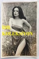 ORYANTAL-DANSÖZ PRENSES BANU'NUN ORİJİNAL 2'Lİ FOTOĞRAF SETİ - 18 x 12 cm EBADINDA - PRENSES BANU AĞAÇLARIN ARASINDA DEKOLTE GİYSİSİYLE ÖZEL OLARAK POZ VERİRKEN ÇEKİLMİŞ 2 FARKLI KARE