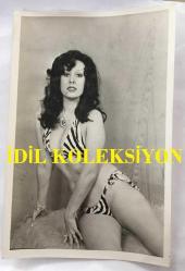 ORYANTAL-DANSÖZ PRENSES BANU'NUN ORİJİNAL 2'Lİ FOTOĞRAF SETİ - 18 x 12 cm EBADINDA - PRENSES BANU ZEBRA DESENLİ BİKİNİSİYLE POZ VERİRKEN ÇEKİLMİŞ 2 ÖZEL KARE (ÜNSAL BOZKURT KADRAJI İLE)