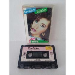 Kaset Nur Ertürk sevdiğim ilvanlım albümü. 1990 dönem Kağıt Baskı orijinal sorunsuz koleksiyonluk