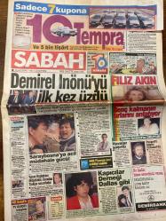 SABAH GAZETESİ DOĞUM GÜNÜ HEDİYESİ - 20 HAZİRAN 1992  - TAM TAKIM 24 SAYFADIR -Süleyman Demirel-İsmet İnönü-Filiz Akın-Salih Memecan-Hasan Cemal-Yunan Başbakanı Mitsotakis-Sevim Küçük-Mustafa Ünlü-Ali Şen-Miroslav Tanjga-Falko Götz-Vokrı-Murat Deveci-Akın Sel-Bahadır Coşkun-İzzet Aygün-Muazzez Ersoy-Alev Sayın-Usman Yörekli-Belinda-Pervin Şahin-Yeşim Anıl-İbrahim Tatlıses-Aslıhan Öncü-Özlem-Sevalinç-Leyla Adalı-Halil Kadriibeyioğlu-Ponpon Kızlar-Tolga Özhan-Yalçın Özden-Çetin-Zerrin-Nükhet Duru-Demet Akbağ-Rasim Öztekin-Nese Aksoy-Fato Kumcu-Gülistan Sayın-Şükran Şen-Erhan Tekyıldız-İzel-Çelik-Ercan-Ercan Ufuk Saçtı-Yıldırım Murat-Atilla Yelken-Zülfü Livaneli-Sener Şen-Emel Sayın-Ahmet Ümit-Sibel Eraslan-Yalın Sesçiler-Bülent Ersoy-Yalın Rüzgar-Sevgi Baylan-Kayahan  Demirel İnönü’yü ilk kez üzdü-Saraybosna’ya acı müdahale gücü-Yunan Başbakanı Mitsotakis: Kazadan Türkiye sorumludur-Kapıcılar Derneği Dallas gibi-Genç kalmanın sırrını anlatıyor-Havalar şaşırttı-Pavarotti bugün İstanbul’da
