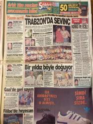 SABAH GAZETESİ DOĞUM GÜNÜ HEDİYESİ - 19 HAZİRAN 1992  - TAM TAKIM 24 SAYFADIR -İsmet Sezgin-Ersin Faralyalı-Cengiz Tuncer-Güneş Taner-Hayri Kozakçıoğlu-Halim Çorbalı-Halil Çelik-Mustafa Taşar-Filiz Akın-Salih Memecan-Güneri Cıvaoğlu-Hasan Cemal-Peter Shreevers-Şenol Güneş-Hami Güven-Shaaf Kavalar-Hıncal Uluç-Yılmaz-Yalçın-Yalman-Tuğal-Nejat  İşte Yüce Divan yolcuları-Korkutan kaza-Filiz Akın Genç kalmanın sırlarını anlatıyor-Topçu subayı-Genelkurmay bakanlığa bağlansın-Hükümete olağanüstü hal çatlağı-Babasının mezarı başında canına kıydı-Trabzon’da sevinç-Bir yıldız böyle doğuyor-Gazi’de geri sayım-Filibe’de heyecan-Seçim var-Amatörlerde kavga-Sarıyer zorda-Yalmana stat’dan tehdit-Tuğal arayışta-Turnuva renklendi-Korku ve ecel-kana susamış canavar-Brigitte Lahaye-Altın alev 92-Maxwell’in iki oğlu tutuklandı-Bosna’da ölüm kalım savaşı-Sedat sertoğlu-Mesut Yılmaz-Rauf Denktaş-Rum lideri Vasiliu-Mehmet altan-Arif Yüksel’e danıştay yolu