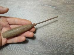 Eskilerden ahşap saplı düz tornavida.