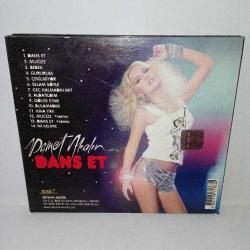 CD Demet Akalın Dans et albümü. Orijinal. kitapçıkta zamana bağlı yıpranma ve cd de dinlemeyi etkilemeyen yoğun çizikler var
