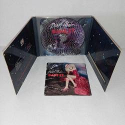 CD Demet Akalın Dans et albümü. Orijinal. kitapçıkta zamana bağlı yıpranma ve cd de dinlemeyi etkilemeyen yoğun çizikler var