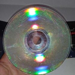 CD Demet Akalın Dans et albümü. Orijinal. kitapçıkta zamana bağlı yıpranma ve cd de dinlemeyi etkilemeyen yoğun çizikler var