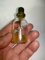 Eski cam parfüm şişesi.