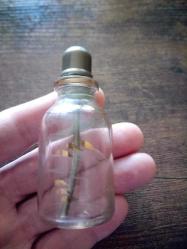 Eski cam parfüm şişesi.