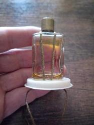 Eski parfüm şişesi. İçinde biraz parfümü var .