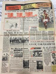 TERCÜMAN GAZETESİ - 28 MAYIS 1969 - SADECE 4 SAYFADIR -Türkeş-Bayar-İnönü-Suna San-Fuat Kacar-Ahmet Kabaklı-Şükrü Baban-Mehmet Ali Sebük-Belma Aksun-Rauf Tamer-O. Filiz-Necmi Tanyolac-Metin Oktay-Kemal Kahriman  Huzursuzluğun kaynağı tabii senatörlerdir-Konuşunca esaslı konuşacağım-İnönü siyasi haklar bir ahlaki sefer çıkar dedi-Hareketim hadiselerle bağlı-Şihhatiyetim çok iyiyim ve kendimi zinde hissediyorum-Eşeği boyayıp babasına sattıktan sonra-Kayserililer Erzurum pastırması Çemenleyip Kayseri malı diye satıyormuş-İlahiyat fakültesini kapatmak hıyanet olur-Malezya’dan sonra Sudan-Yargıtay başkanı konuştu-Görüşler düşünceler fikirler-Hesap kitap-1942-Fezda 1 gün Uzun sözün kısası Hayko’nun intikamı-Bir nükte bir ışık Türkiye için Azerbeycan örneği Spor Toto sezonu 52 haftaya çıkarılacak-Bazı AP milletvekilleri meclisi terk etti-Toplum polisinin yetkileri artırılmalı-Bir şair intihar etti-Gecik kalmadınız kupon sıra mecburiyeti yok-PTT Pierikos’la karşılaşıyor-Gribi önleyici ilaç bul