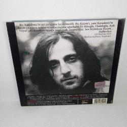 CD Kazım Koyuncu dünyada bir yerdeyim. Orijinal. Dinlemeyi etkilemeyen çizikler var. Sorunsuz çalışıyor.