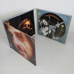 CD Kazım Koyuncu dünyada bir yerdeyim. Orijinal. Dinlemeyi etkilemeyen çizikler var. Sorunsuz çalışıyor.