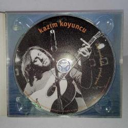 CD Kazım Koyuncu dünyada bir yerdeyim. Orijinal. Dinlemeyi etkilemeyen çizikler var. Sorunsuz çalışıyor.