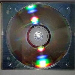 CD Kazım Koyuncu dünyada bir yerdeyim. Orijinal. Dinlemeyi etkilemeyen çizikler var. Sorunsuz çalışıyor.