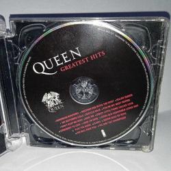 Cd Queen Greatest Hits albümü. Orijinal. Avrupa baskı. Dinlemeyi etkilemeyen çizikler var.