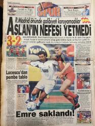 HÜRRİYET GAZETESİ DOĞUM GÜNÜ HEDİYESİ - 6 AĞUSTOS 2000 -TAM TAKIM 44 SAYFADIR -Akşener-Mehmet Niyazoğlu-Erdal Acar-Hakkı Koç-Mehmet Sırrı Öztürk-Numan Hatipoğlu-Murat Bardakçı-Oktay Ekşi-Kemal Yazar-Turgay Şeren-İlhan Soyler-Suat Kaya-Savio-Raul-Faruk-Marcio-Vedat-Savio-Emre-Lucescu-Bülent Candan-Tetteh-Zeki-Orhan-Sergen Yalçın-Ümit Aydınoğlu-Fuat Kars  Hayal değil gerçek-Bu da Balina Operasyonu-Yurtdışına çıkışı yasaklandı-Vakf ‘alma’ değil ‘verme’ yerdir-4 kişi 227’şer milyar kazandı-Büyük devletisiniz bize destek olun-Erdal Acar’ın yerini biliyorum-Olay kararnamede hükümet rahatladı-Denizli sıkıntılı-Fener’in Eyüp şovu-Revivo: F.Bahçe bir ömre bedel-Aslan’ın nefesi yetmedi-Lucescu’dan pembe tablo-Emre saklandı!-Galatasaray’a Alman panzeri-Trabzon şaşırttı-Sergen Yalçın Trabzon’u seçti-Terim ilk kupasını aldı-Maç Salıya bilet kapıya!-Skandal yaratan fotoğraflar-Sevgili değil dostuz-Duygusallık kısa sürdü-Kızlar Ahmet hocasına aşık-Ölürken iki can kurtardı-Trafiğe 9 kurban-Maganda vur